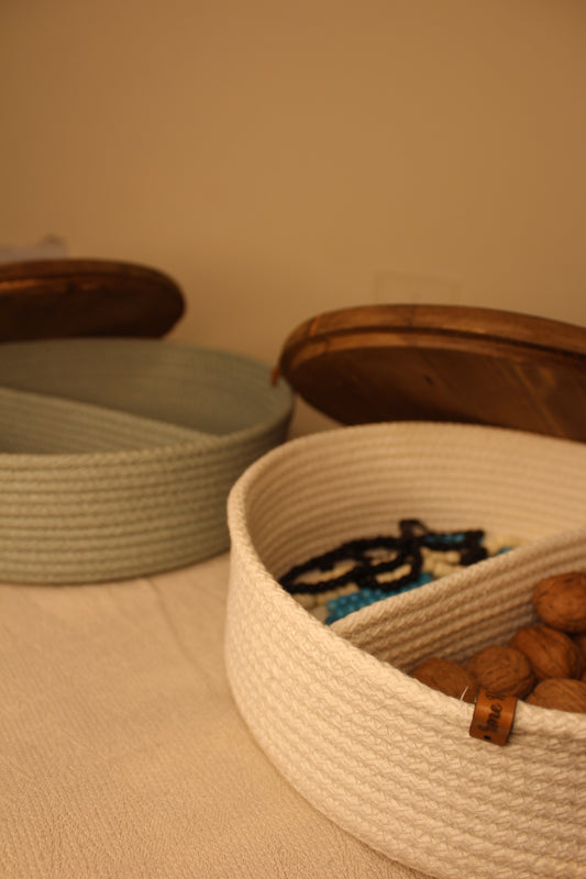 Set of 2 baskets with wood lid