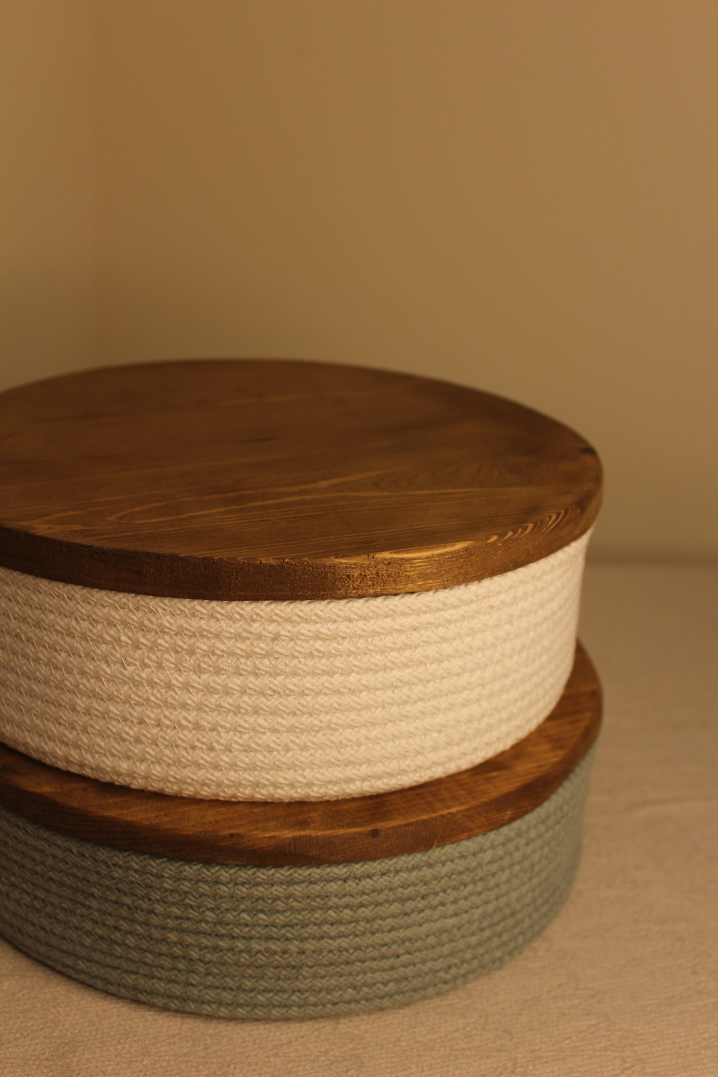 Set of 2 baskets with wood lid
