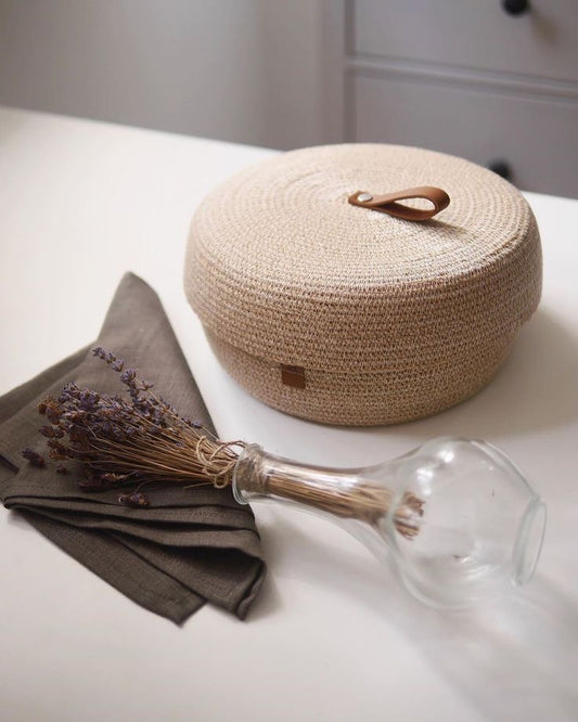 Round basket with lid and leather