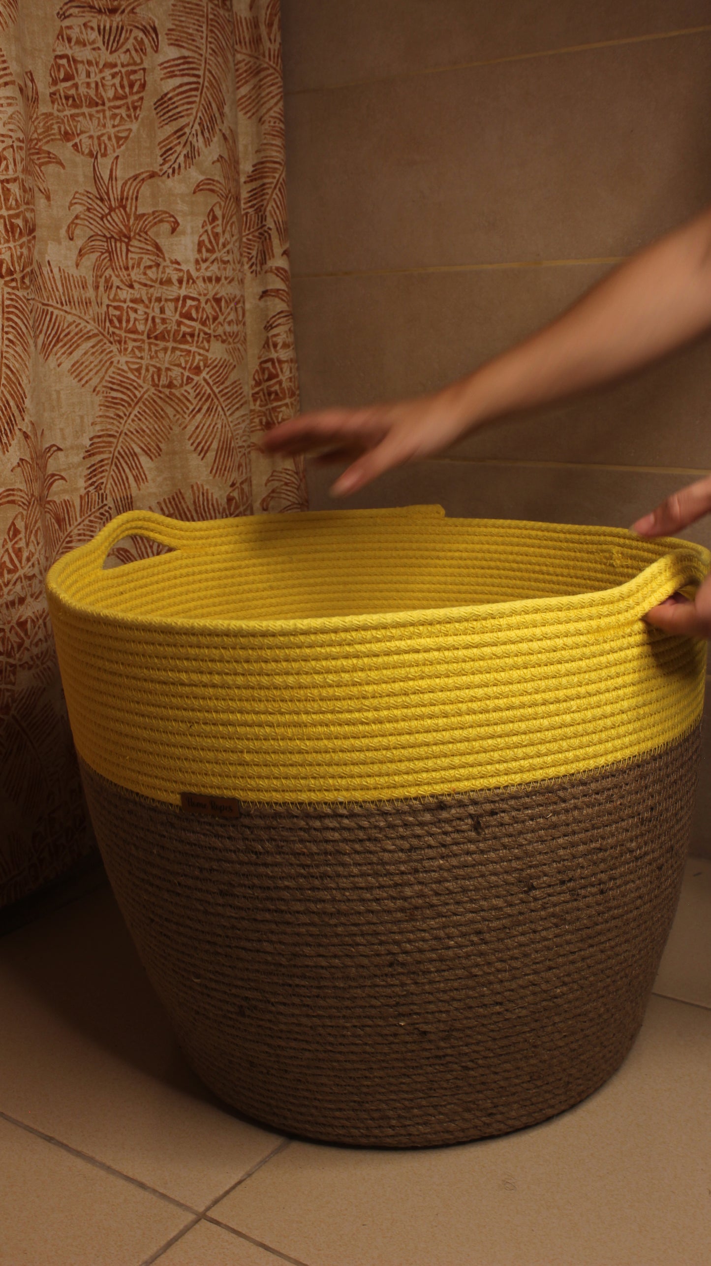 laundry basket with handle