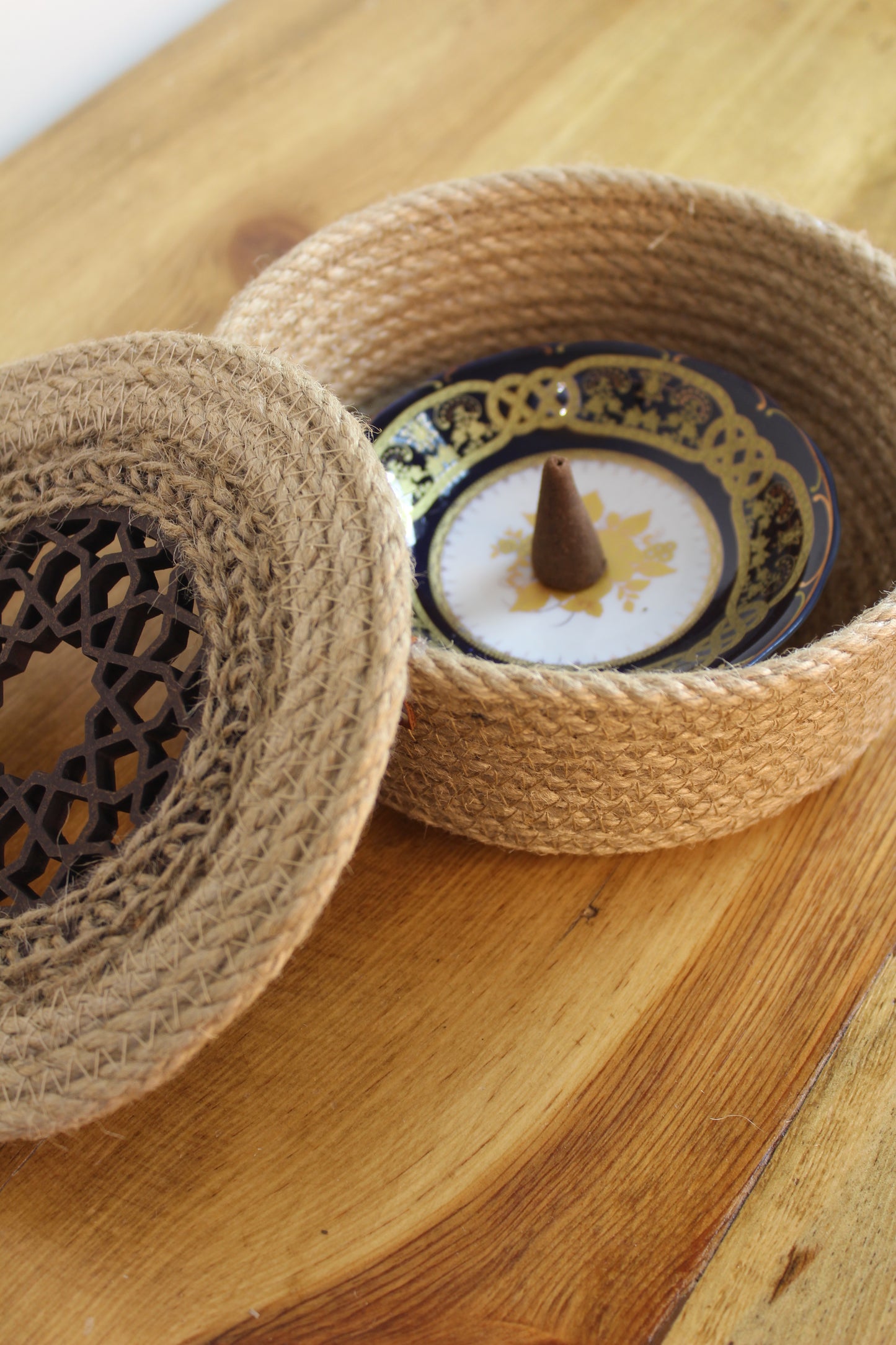 The Bakhour Holder